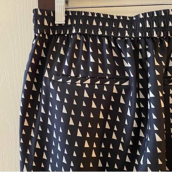 THEORY Silk Triangle Print Pull-On Trouser in Black & White - 2 - Picture 9 of 13